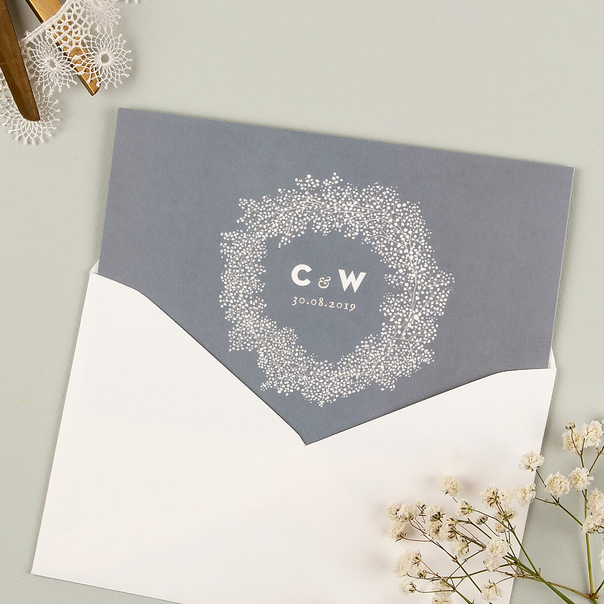 Baby's breath save the dates Baby's breath save the dates